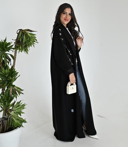 عبايه قماش كريب ملكي مطرزه بتطريز فاخر في جهه واحد...