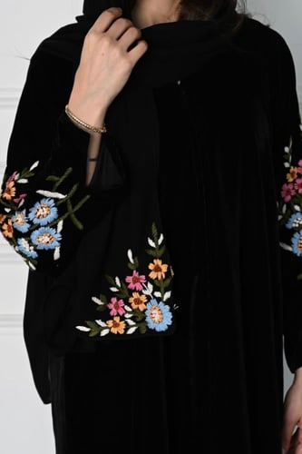 عباية مخمل مطرزة بتطريز يدوي فخم وطرحة راقية