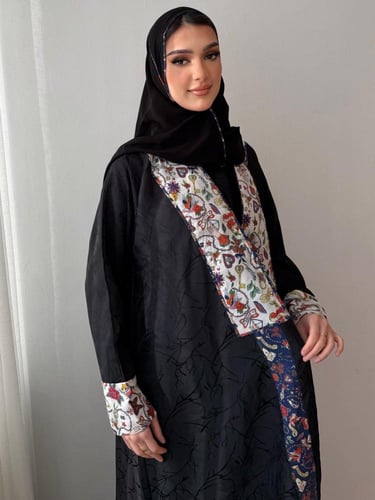 لمحبين التميز عباية فريدة لتنوع تفاصيلها ودمج الوا...