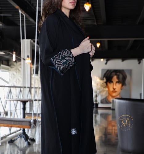 عبايه مميزه بتطريز في الكم وشال من الامام قماش لين...