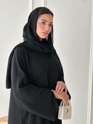 عبايه انيقة بتطريز في الاسفل والاكمام