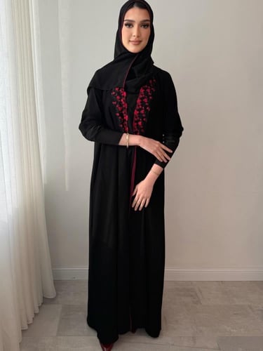 عباية مزينة بكلفة ناعمة انيقة واكمام استرتش لراحة...