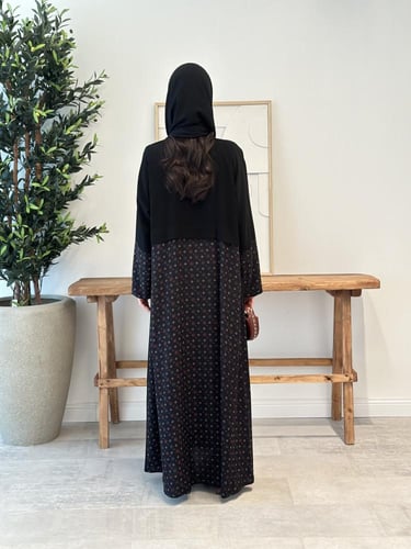 عباية ناعمة بلمسة عملية ممزوجة بأقمشه مختلفه