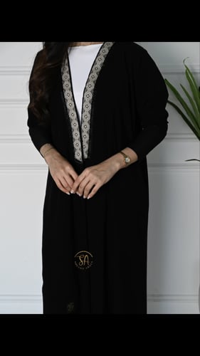 عبايه قماش كريب ليزر بكلفه انيقه بلون ابيض واسود و...