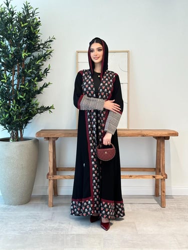 عباية سوداء مطرزة مميزة بمزيج مختلف من الاقمشة وال...