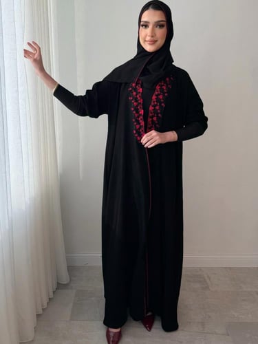 عباية مزينة بكلفة ناعمة انيقة واكمام استرتش لراحة...