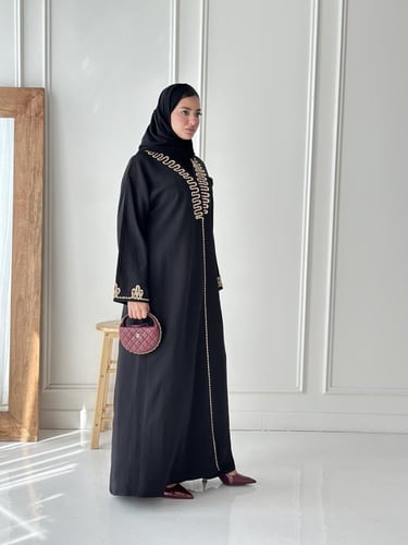 عباية بلون الاسود مطرزة تطريز فاخر في الاكمام والا...