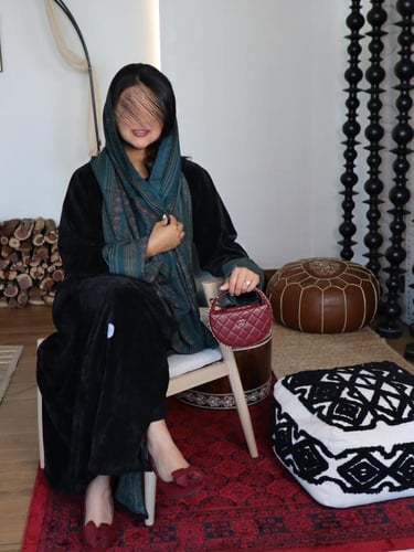 عبايه شتوية كريب مخمل مشجر اسود مع تدخيله قماش كشم...