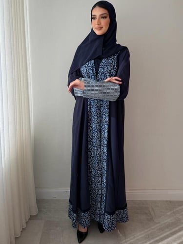 عباية فريدة باختلاف نقشتها وتناسق الوانها