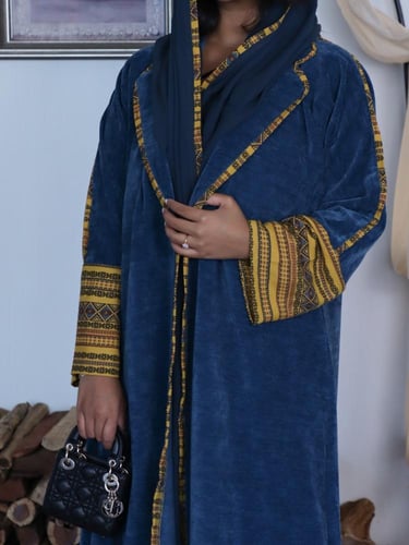 عباية شتوية بقماش كريب مخمل مشجر تركواز مع تدخيله...