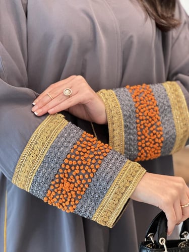 عباية نصف كلوش مميزة باختلاف التطريز الفاخر