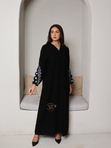 عبايه قماش كريب ملكي اسود مزينه بتطريز يدوي فاخر ب...