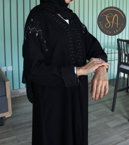 عباية قماش كريب ملكي بتطريز اسود وذهبي فاخر