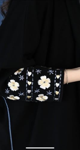 عبايه قماش كريب ملكي موديل نصف بشت بتطريز ناعم اني...