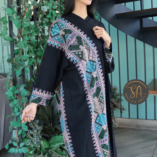 عباية نصف مشلح بقماش كريب ملكي تتميز بتطريز ناعم م...