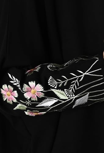 عبايه قماش كريب ملكي موديلها نصف بشت بتطريز فريد ب...