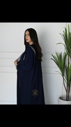 عبايات سادة راقية بقماش كريب ليزر كحلي وكلفة فضية...