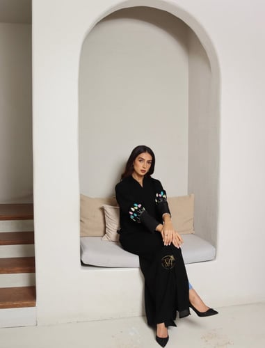 عبايه قماش كريب ملكي بتطريز صيفي في الكم واكمام تت...