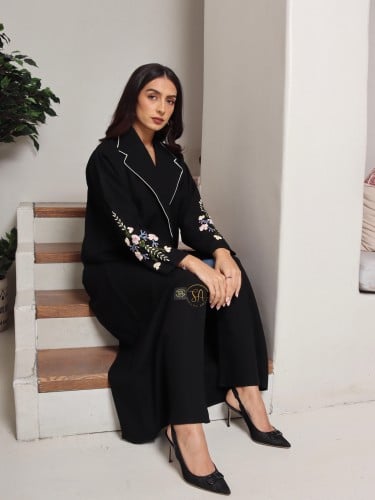 عباية قماش كريب ملكي بتطريز يدوي فاخر – أناقة متكا...