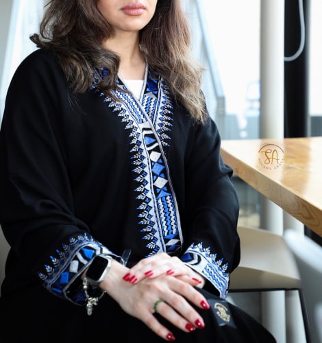 عبايه قماش كريب ملكي وتطريز فاخر بلون ترندي