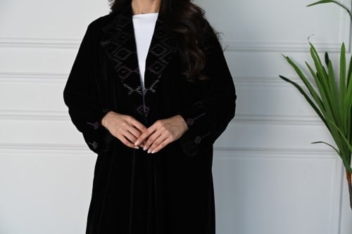 عبايه قماش مخمل اسود مزينه بتطريز ناعم بلون البنفس...