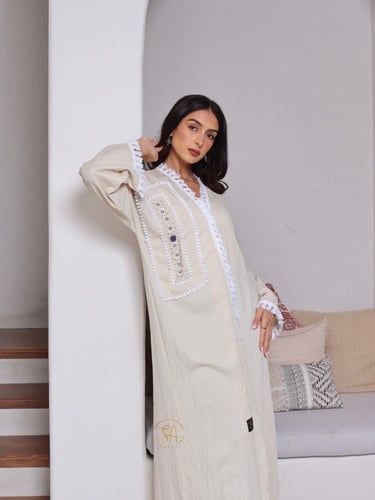 عبايه قماش لينن بحريني بيج مزينه بتطريز ناعم واهدا...