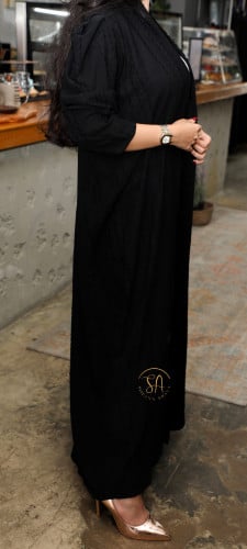 ‎عبايه قماش كريب مشجر فاخر بنفخه بسيطه عند الكتف