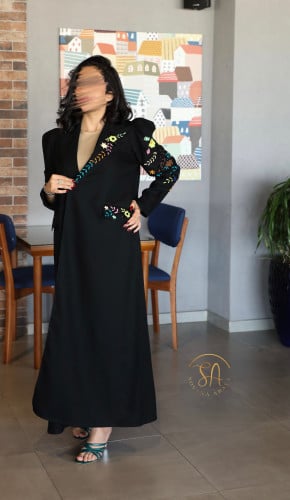 عبايه قماش كريب ملكي بنفخه اكمام وياقه عصرية وتطري...