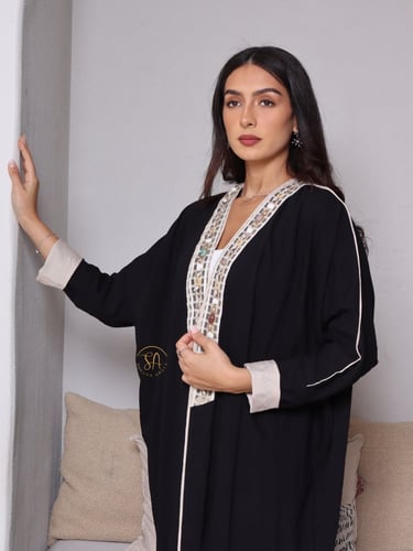 عبايه قماش كريب ملكي اسود مزينه بكلفه مميزه فريده...