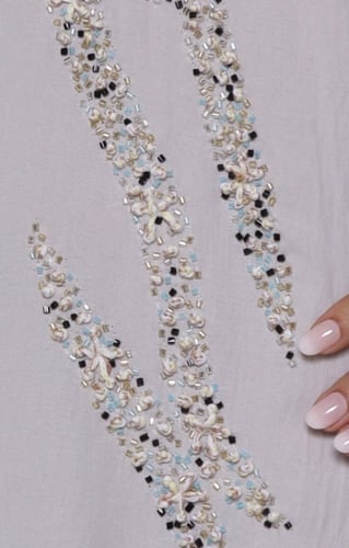 عبايه قماش كريب بحريني بيج مزينه بتطريز يدوي فاخر...