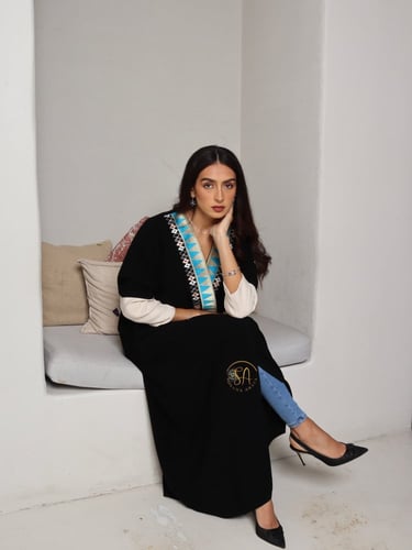 عبايه قماش كريب ملكي مزينه بكلفه وتطريز فريد و ممي...