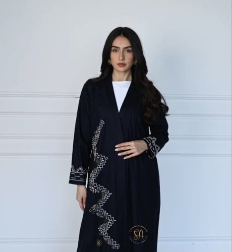 عبايه قماش لينن كحلي بتطريز فريد ومزينه بياقة لتضي...