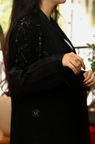 عبايه راقيه قماش كريب ملكي بموديل في الكم قماش تفت...