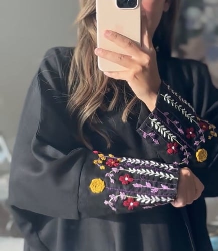 عبايه قماش لينن طبيعي اسود بتطريز يدوي ناعم وطرحة...