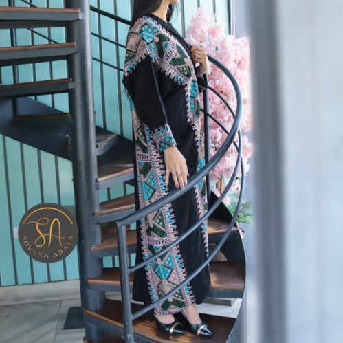 عباية نصف مشلح بقماش كريب ملكي تتميز بتطريز ناعم م...