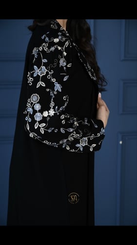 قماش كريب ملكي ممزوجه بقماش مشجر مطرز بلون الذهبي...