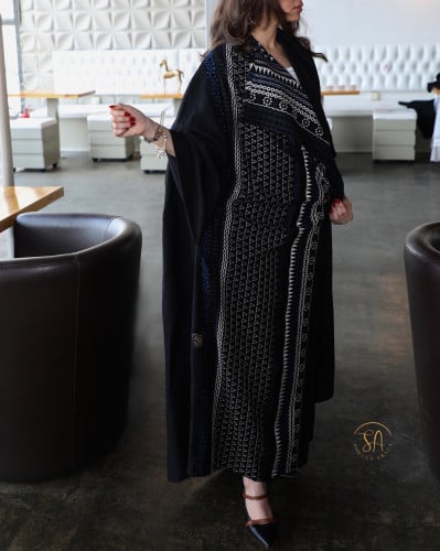 عبايه مشلح بتصميم فريد فخم بألوان ملكيه الذهبي وال...