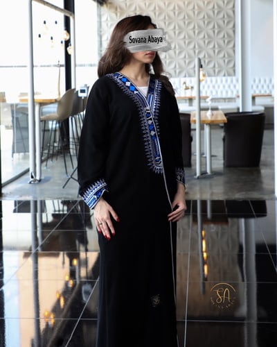 عبايه قماش كريب ملكي وتطريز فاخر بلون ترندي