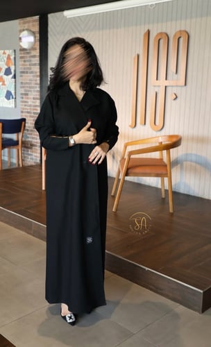 عبايه قماش كتان عمليه بياقة عصرية مزينة بأزارير في...