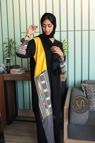 عباية قماش كريب ملكي بموديل والوان مميزه من الامام...