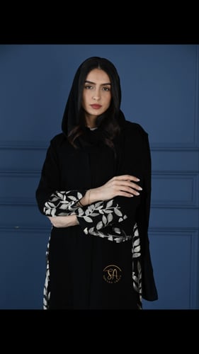 عبايه قماش كريب ليزر موديلها كلوش بقماش مشجر ذهبي...