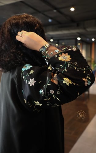 عبايه قماش كتان مع تل انيق في الاكمام مزينه بياقه...