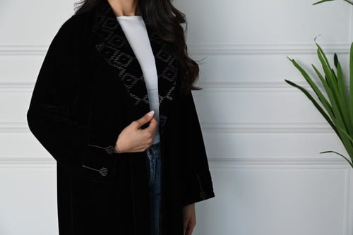 عبايه قماش مخمل اسود مزينه بتطريز ناعم بلون البنفس...