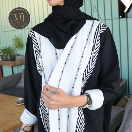 عباية قماش كريب ملكي بتطريز امامي وخلفي ناعم ملفت