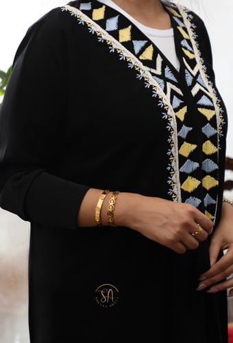 عبايه قماش كريب ليزر عملي جدا بارد صيفي بألوان ممي...