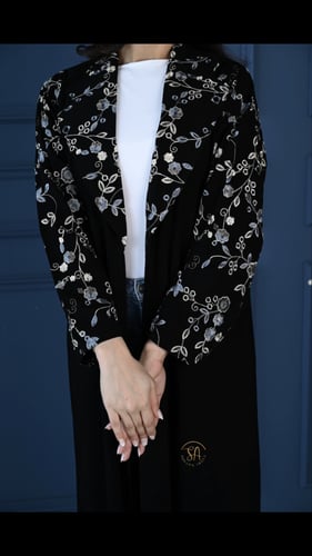 قماش كريب ملكي ممزوجه بقماش مشجر مطرز بلون الذهبي...