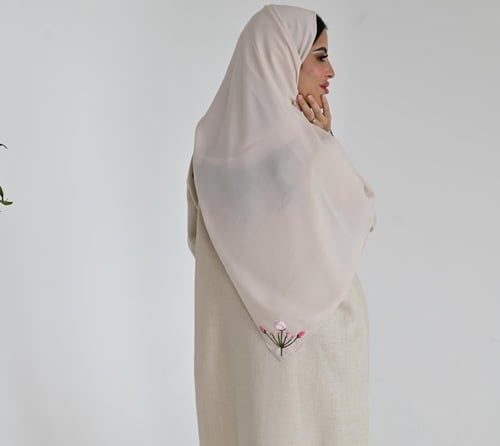 عباية لون بيج من لينن طبيعي بتطريز يدوي فاخر – خفة...