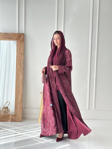 عباية عودي انيقة فاخرة بزم في الكم والصدر