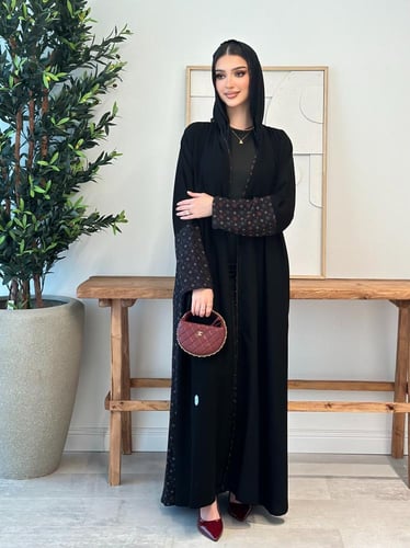 عباية ناعمة بلمسة عملية ممزوجة بأقمشه مختلفه