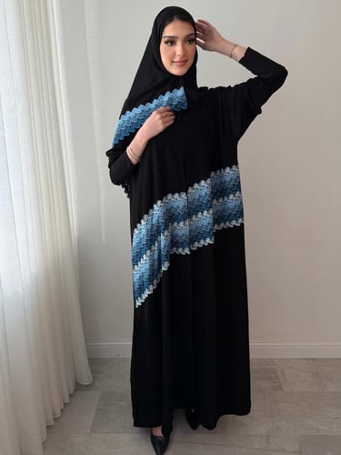 عباية بلون راقي مزينه بتطريز الكروشية اليدوي الفاخ...